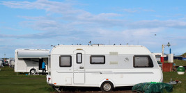 Parkování karavanů přes zimu: údržba a možnosti stání